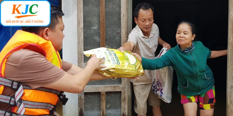 Hoạt động thiết thực giúp miền trung vượt qua cơn bão số 5 Hoạt động thiết thực giúp miền trung vượt qua cơn bão số 5